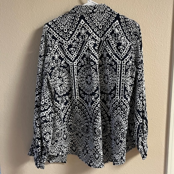 Chico´s Eyelet Billow Sleeve Shirt, size 8, Medium - Picture 6 of 8